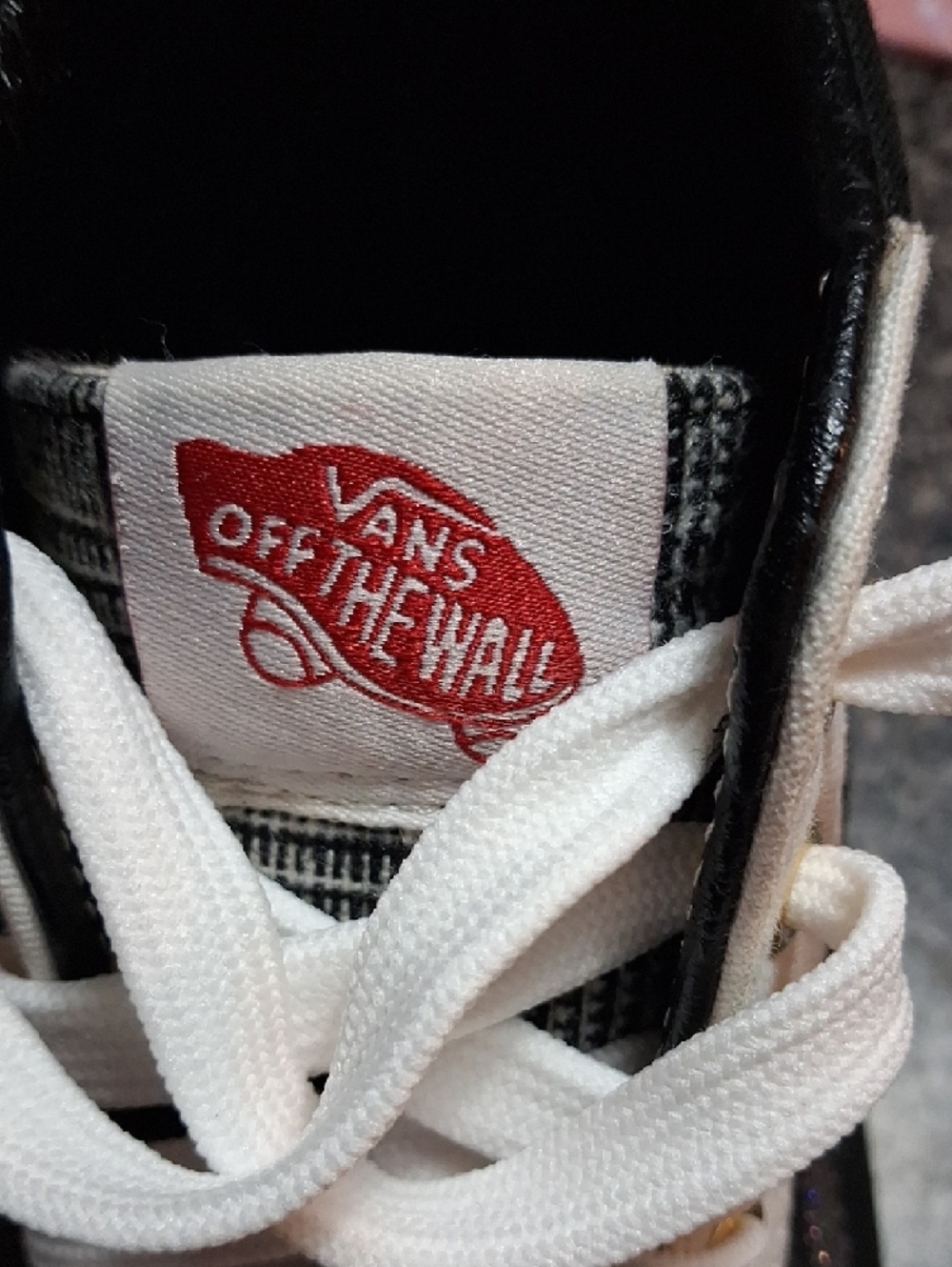 Vans white and black Skateboard Sneaker with red logo Mens 8.5 Womans 10 - Picture 2 of 10